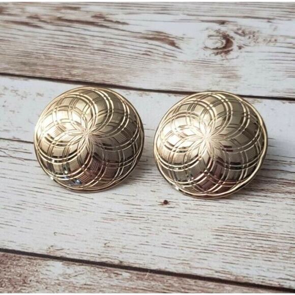 Vintage Clip On Earrings Geometric Flower Design Gold Tone Circle 1 & 1/8" - Picture 1 of 4